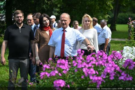 Геннадий Зюганов посетил музей-усадьбу Спасское-Лутовиново