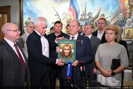 Под Красным знаменем истории: Геннадий Зюганов и депутаты КПРФ посетили в Москве картинную галерею Василия Нестеренко