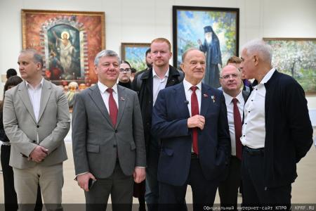 Под Красным знаменем истории: Геннадий Зюганов и депутаты КПРФ посетили в Москве картинную галерею Василия Нестеренко