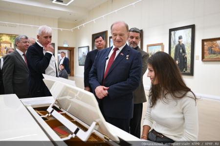 Под Красным знаменем истории: Геннадий Зюганов и депутаты КПРФ посетили в Москве картинную галерею Василия Нестеренко