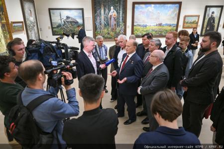 Под Красным знаменем истории: Геннадий Зюганов и депутаты КПРФ посетили в Москве картинную галерею Василия Нестеренко