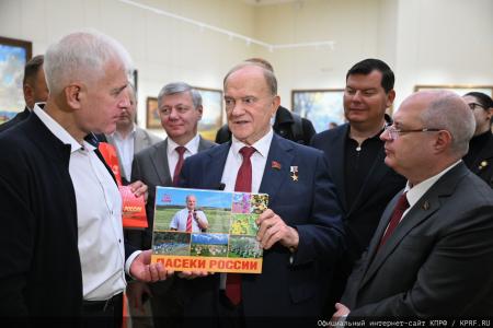 Под Красным знаменем истории: Геннадий Зюганов и депутаты КПРФ посетили в Москве картинную галерею Василия Нестеренко