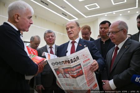 Под Красным знаменем истории: Геннадий Зюганов и депутаты КПРФ посетили в Москве картинную галерею Василия Нестеренко