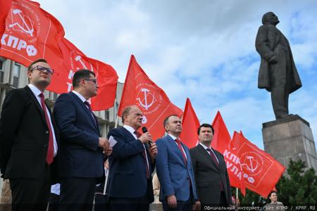 Геннадий Зюганов возложил цветы к памятнику В.И. Ленину в городе-герое Туле
