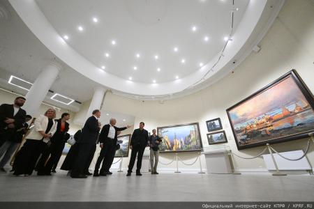 Под Красным знаменем истории: Геннадий Зюганов и депутаты КПРФ посетили в Москве картинную галерею Василия Нестеренко