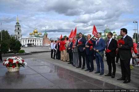 Геннадий Зюганов возложил цветы к памятнику В.И. Ленину в городе-герое Туле