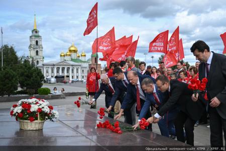Геннадий Зюганов возложил цветы к памятнику В.И. Ленину в городе-герое Туле