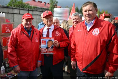 КПРФ отправила 159-й гуманитарный конвой под лозунгом «Все для Победы!»