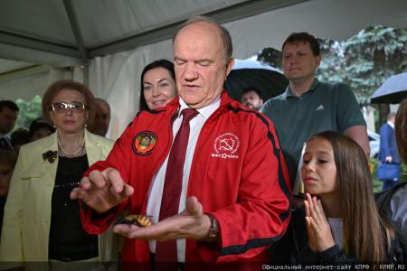 Геннадий Зюганов: Пчеловодство - самое удивительное и любимое занятие