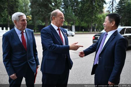 Геннадий Зюганов принял участие в круглом столе, посвященном 100-летию Цзян Цзэминя