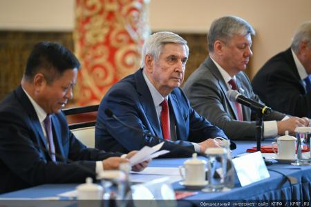 Геннадий Зюганов принял участие в круглом столе, посвященном 100-летию Цзян Цзэминя