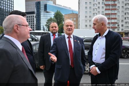Под Красным знаменем истории: Геннадий Зюганов и депутаты КПРФ посетили в Москве картинную галерею Василия Нестеренко