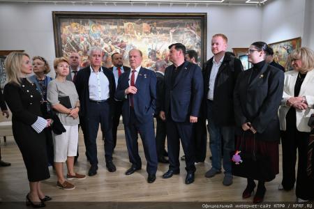 Под Красным знаменем истории: Геннадий Зюганов и депутаты КПРФ посетили в Москве картинную галерею Василия Нестеренко
