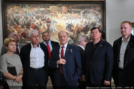 Под Красным знаменем истории: Геннадий Зюганов и депутаты КПРФ посетили в Москве картинную галерею Василия Нестеренко