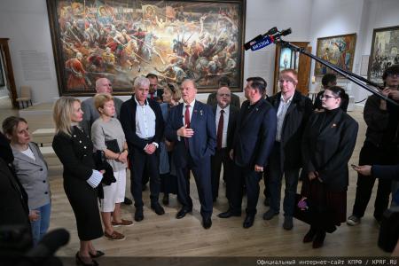 Под Красным знаменем истории: Геннадий Зюганов и депутаты КПРФ посетили в Москве картинную галерею Василия Нестеренко