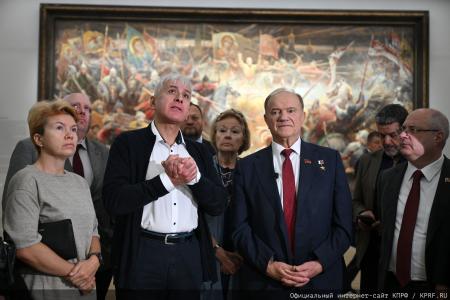 Под Красным знаменем истории: Геннадий Зюганов и депутаты КПРФ посетили в Москве картинную галерею Василия Нестеренко