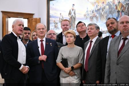 Под Красным знаменем истории: Геннадий Зюганов и депутаты КПРФ посетили в Москве картинную галерею Василия Нестеренко