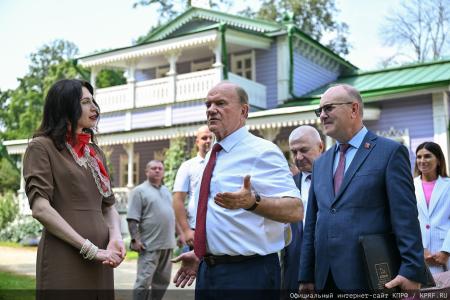 Геннадий Зюганов посетил музей-усадьбу Спасское-Лутовиново