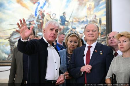 Под Красным знаменем истории: Геннадий Зюганов и депутаты КПРФ посетили в Москве картинную галерею Василия Нестеренко