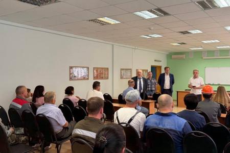 Дефицит федерального бюджета и жирующая олигархия, дорожающее топливо и очереди на заправках, сгоревшие дома и проблемы воды из-за чванства чиновников Россетей. Сергей Обухов подвёл итоги рабочей поездки в Воронежскую область