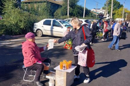 Саратовская область. Балаковские коммунисты вышли на ярмарку: общение с людьми — лучший способ узнать о проблемах