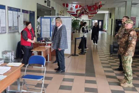 Кандидат в депутаты Государственной Думы, зампред Мособлдумы – руководитель фракции КПРФ Александр Наумов посетил избирательные участки в Чехове