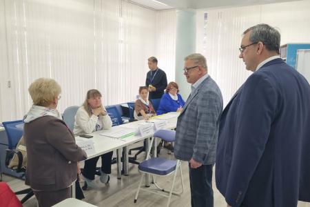 Кандидат в депутаты Государственной Думы, зампред Мособлдумы – руководитель фракции КПРФ Александр Наумов посетил избирательные участки в Ступино