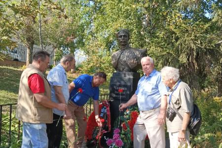 Саратовская область. Представители Балаковского местного отделения КПРФ и Союза Советских Офицеров почтили память В.И. Чапаева