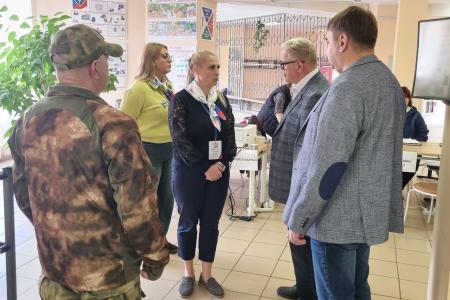 Кандидат в депутаты Государственной Думы, зампред Мособлдумы – руководитель фракции КПРФ Александр Наумов посетил избирательные участки в Чехове