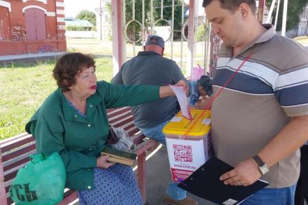 Саратовская область. Балаковские коммунисты продолжают проведение голосования по Народному референдуму на городских улицах