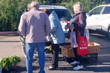 Саратовская область. Балаковские коммунисты вышли на ярмарку: общение с людьми — лучший способ узнать о проблемах