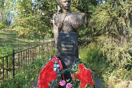 Саратовская область. Представители Балаковского местного отделения КПРФ и Союза Советских Офицеров почтили память В.И. Чапаева