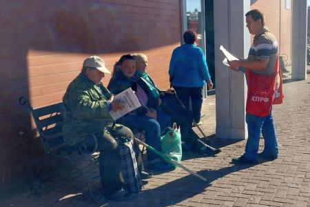 Саратовская область. Балаковские коммунисты вышли на ярмарку: общение с людьми — лучший способ узнать о проблемах