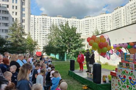 В добрый путь, будущее России: Московский областной комитет КПРФ провел масштабную акцию поддержки школьников и педагогов в День знаний