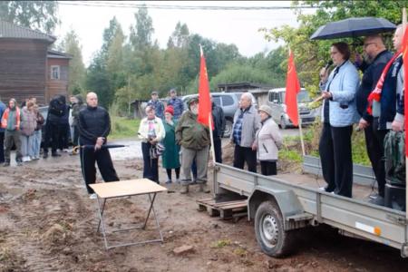 В Новгородской области коммунисты на митинге потребовали отставки главы Окуловского муниципального округа