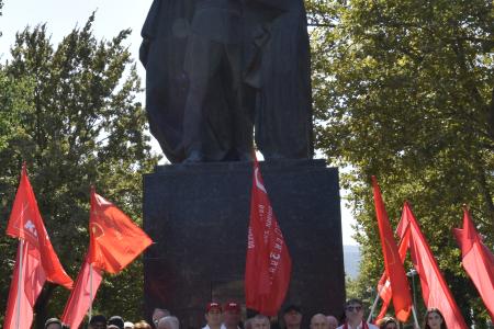 В Дагестане коммунисты почтили память героев Второй мировой войны и жертв терроризма