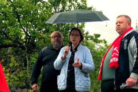 В Новгородской области коммунисты на митинге потребовали отставки главы Окуловского муниципального округа