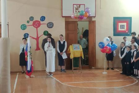 В добрый путь, к новым знаниям: депутат Марина Костина поздравила калужских гимназистов с началом учебного года