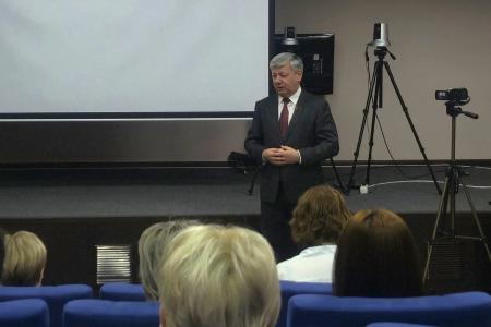 Дмитрий Новиков посетил Ставропольский краевой диагностический центр и концерн «ЭСКОМ»