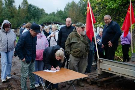 В Новгородской области коммунисты на митинге потребовали отставки главы Окуловского муниципального округа