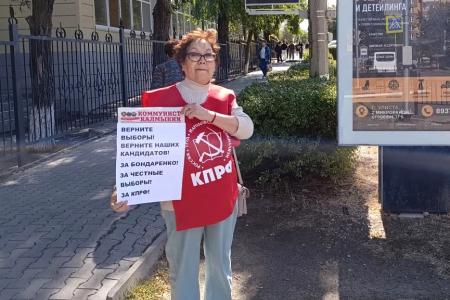 Калмыкия: Элистинские коммунисты провели одиночные пикеты в защиту Николая Бондаренко
