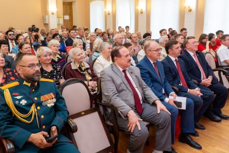Память поколений и помощь фронту: курские коммунисты провели торжественное собрание в честь 83-й годовщины освобождения области