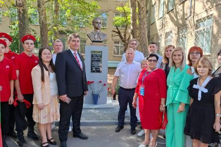 Открыт бюст пионеру-герою Володе Дубинину  в городе воинской славы Мелитополе