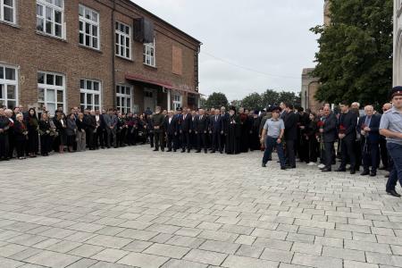 Память, омытая слезами: коммунисты во главе с Казбеком Тайсаевым приняли участие в траурных мероприятиях в Беслане