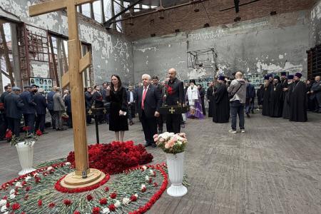Память, омытая слезами: коммунисты во главе с Казбеком Тайсаевым приняли участие в траурных мероприятиях в Беслане