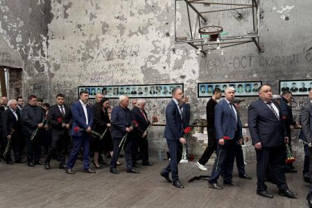 Память, омытая слезами: коммунисты во главе с Казбеком Тайсаевым приняли участие в траурных мероприятиях в Беслане