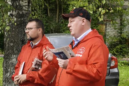 Кандидаты в депутаты Госдумы от КПРФ Александр Бойков и Владимир Любимов провели встречи с жителями Заволжского района Ивановской области