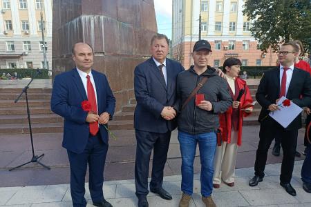Рязанская область. Владимир Кашин возложил цветы к памятнику В.И. Ленину