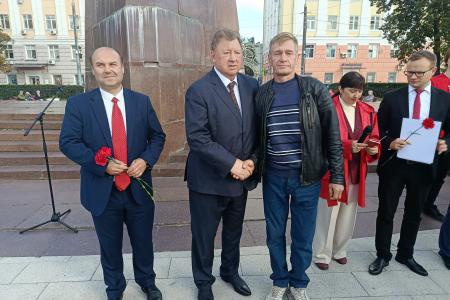 Рязанская область. Владимир Кашин возложил цветы к памятнику В.И. Ленину