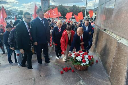 Рязанская область. Владимир Кашин возложил цветы к памятнику В.И. Ленину